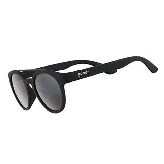 Óculos de sol preto unissex com armação redonda e lente preta não refletiva, polarizada com proteção UV400. O acessório é leve, confortável e não escorrega ou pula no rosto ao realizar esportes.