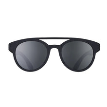 Óculos de sol preto unissex com armação redonda e lente preta não refletiva, polarizada com proteção UV400. O acessório é leve, confortável e não escorrega ou pula no rosto ao realizar esportes.