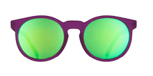Óculos de sol roxo unissex com armação redonda e lente verde espelhada, polarizada com proteção UV400. O acessório é leve, confortável e não escorrega ou pula no rosto ao realizar esportes.