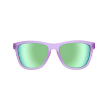 Óculos de sol lilás unissex com armação quadrada e lente verde espelhada, polarizada com proteção UV400. O acessório é leve, confortável e não escorrega ou pula no rosto ao realizar esportes.