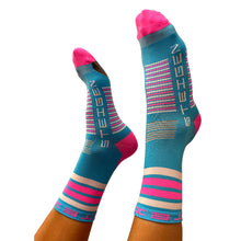 Meia corrida azul-rosa, cano médio e tamanho único. A meia é sem costura, anti-bolha e confortável.