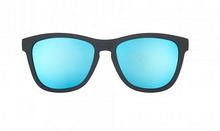 Óculos de sol preto unissex com armação quadrada e lente azul espelhada, polarizada com proteção UV400. O acessório é leve, confortável e não escorrega ou pula no rosto ao realizar esportes.