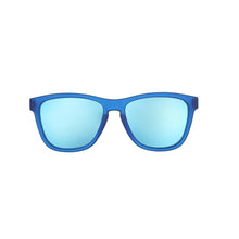 Óculos de sol azul unissex com armação quadrada e lente azul espelhada, polarizada com proteção UV400. O acessório é leve, confortável e não escorrega ou pula no rosto ao realizar esportes.