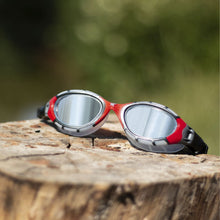 Óculos de Natação Zoggs Predator Flex Lente Titanium Espelhada - Cinza, Preto e Vermelho