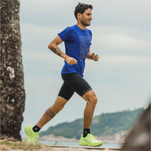 Homem correndo com a camiseta sportbr azul com estampa marca Julia Sette.