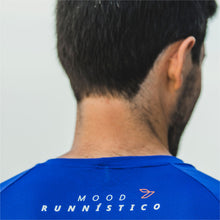 Homem utilizando a camiseta azul em foco marca MOOD RUNNÍSTICO Julia Sette verso.