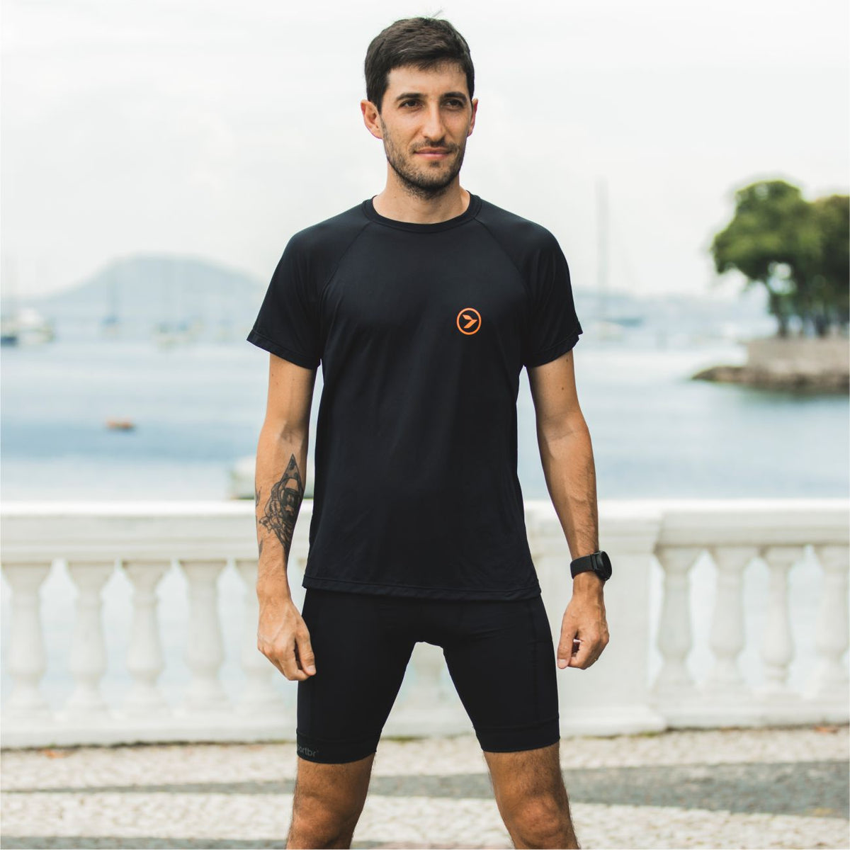 Camiseta Sportbr masculina - preta, conforto e praticidade durante os treinos. Feita de poliamida, um tecido leve e flexível. Termorreguladora e bacteriostática, evitando o superaquecimento e odores fortes. Ideal para atividades esportivas, proporcionando liberdade de movimento e secagem rápida.
