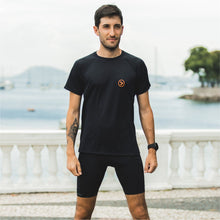 Camiseta Sportbr masculina - preta, conforto e praticidade durante os treinos. Feita de poliamida, um tecido leve e flexível. Termorreguladora e bacteriostática, evitando o superaquecimento e odores fortes. Ideal para atividades esportivas, proporcionando liberdade de movimento e secagem rápida.