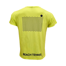 Camiseta amarela com frase BEACH TENNIS nas costas.