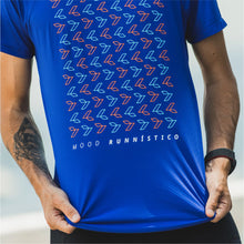 Camiseta azul com estampa marca Julia Sette em foco frontal.