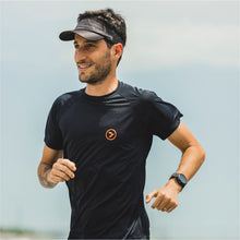Homem utilizando camiseta preta masculina.