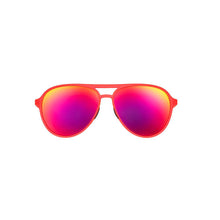 Óculos de sol vermelho unissex com armação aviador e lente rosa espelhada, polarizada com proteção UV400. O acessório é leve, confortável e não escorrega ou pula no rosto ao realizar esportes.