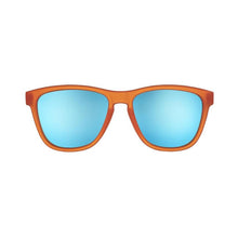 Óculos de sol laranja unissex com armação quadrada e lente azul espelhada, polarizada com proteção UV400. O acessório é leve, confortável e não escorrega ou pula no rosto ao realizar esportes.