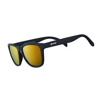 Óculos de sol preto unissex com armação quadrada e lente amarela espelhada, polarizada com proteção UV400. O acessório é leve, confortável e não escorrega ou pula no rosto ao realizar esportes.