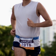 Homem correndo com o cinto para Corrida Fitletic Race II.
