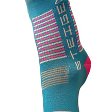 Meia corrida azul-rosa, cano médio e tamanho único. A meia é sem costura, anti-bolha e confortável.