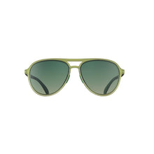 Óculos de sol verde unissex com armação aviador e lente verde não refletiva, polarizada com proteção UV400. O acessório é leve, confortável e não escorrega ou pula no rosto ao realizar esportes.