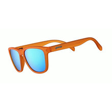 Óculos de sol laranja unissex com armação quadrada e lente azul espelhada, polarizada com proteção UV400. O acessório é leve, confortável e não escorrega ou pula no rosto ao realizar esportes.