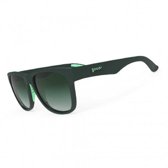 Óculos de sol verde oliva unissex com armação quadrada para rosto grande e lente verde oliva não refletiva, polarizada com proteção UV400. O acessório é leve, confortável e não escorrega ou pula no rosto ao realizar esportes.
