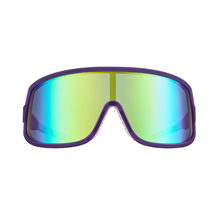 Óculos de sol roxo unissex com armação máscara e lente única verde espelhada, polarizada com proteção UV400. O acessório é leve, confortável e não escorrega ou pula no rosto ao realizar esportes.