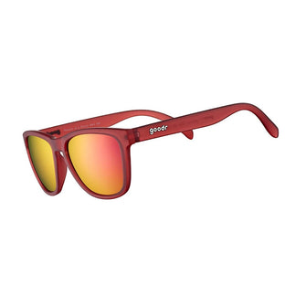 Óculos de sol vermelho unissex com armação quadrada e lente rosa espelhada, polarizada com proteção UV400. O acessório é leve, confortável e não escorrega ou pula no rosto ao realizar esportes.