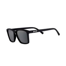 Óculos de sol preto unissex com armação quadrada para rosto pequeno e lente preta não refletiva, polarizada com proteção UV400. O acessório é leve, confortável e não escorrega ou pula no rosto ao realizar esportes.