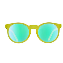 Óculos de sol amarelo unissex com armação redonda e lente rosa não refletiva, polarizada com proteção UV400. O acessório é leve, confortável e não escorrega ou pula no rosto ao realizar esportes.