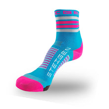 Meia corrida azul-rosa, cano médio e tamanho único. A meia é sem costura, anti-bolha e confortável.
