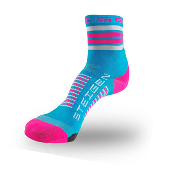 Meia corrida azul-rosa, cano médio e tamanho único. A meia é sem costura, anti-bolha e confortável.