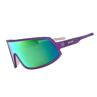 Óculos de sol roxo unissex com armação máscara e lente única verde espelhada, polarizada com proteção UV400. O acessório é leve, confortável e não escorrega ou pula no rosto ao realizar esportes.