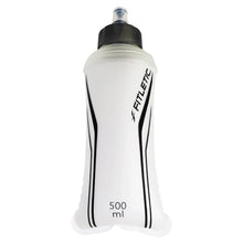 Garrafa de Água Esportiva Soft Flask da Fitletic: companheiro Perfeito para Corredores e Aventureiros: feita de TPU leve, sem BPA e PVC, esta garrafa flexível se condensa à medida que é esvaziada, ocupando menos espaço. Válvula de Mordida e Tampa de Proteção: evita vazamentos e mantém a bebida protegida. Boca Larga: facilita o reabastecimento rápido e simples. Sustentável: reutilizável, ideal para o meio ambiente. Capacidade: até 500 ml de líquido, garantindo hidratação contínua.