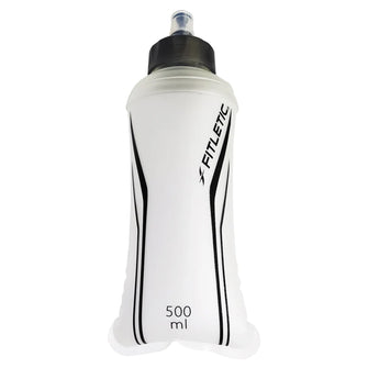 Garrafa de Água Esportiva Soft Flask da Fitletic: companheiro Perfeito para Corredores e Aventureiros: feita de TPU leve, sem BPA e PVC, esta garrafa flexível se condensa à medida que é esvaziada, ocupando menos espaço. Válvula de Mordida e Tampa de Proteção: evita vazamentos e mantém a bebida protegida. Boca Larga: facilita o reabastecimento rápido e simples. Sustentável: reutilizável, ideal para o meio ambiente. Capacidade: até 500 ml de líquido, garantindo hidratação contínua.
