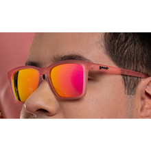 Óculos de sol rosa unissex com armação quadrada para rosto pequeno e lente rosa espelhada, polarizada com proteção UV400. O acessório é leve, confortável e não escorrega ou pula no rosto ao realizar esportes.