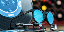 Óculos de sol preto unissex com armação redonda e lente azul espelhada, polarizada com proteção UV400. O acessório é leve, confortável e não escorrega ou pula no rosto ao realizar esportes.