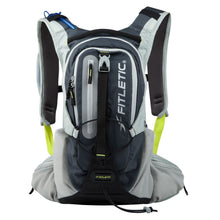 Mochila de Hidratação - Fitletic Journey, para corredores, ciclistas e aventureiros. Feita de tecido leve e resistente. Capacidade de Hidratação: Inclui um reservatório de 2 litros para manter-se hidratado durante longas jornadas. Vários bolsos para armazenar itens essenciais, como telefone, chaves, carteira e alimentos. Ajuste Confortável: Alças ajustáveis e acolchoadas para um ajuste perfeito ao corpo. Sistema de Ventilação: Painel traseiro respirável para maior conforto durante atividades intensas.