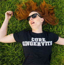 Mulher deitada em um gramado utilizando o Óculos preto de lente quadrada A Ginger's.