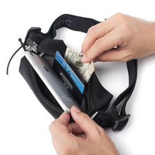 Demonstração da utilização do bolso da Pochete Zipless com zíper azul para guardar o celular, cartão e dinheiro.