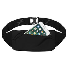 Demonstração da utilização do bolso da Pochete Zipless para guardar o celular.