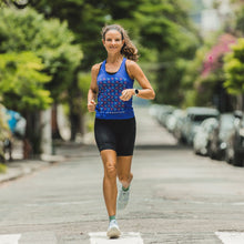 Mulher correndo com a regata sportbr azul com estampa marca Julia Sette.