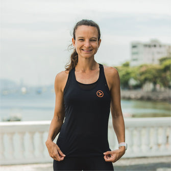 Regata Sportbr feminina - preta Julia Sette, conforto e praticidade durante os treinos. Feita de poliamida, um tecido leve e flexível. Termorreguladora e bacteriostática, evitando o superaquecimento e odores fortes. Ideal para atividades esportivas, proporcionando liberdade de movimento e secagem rápida.