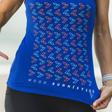 Regata azul com estampa marca Julia Sette em foco frontal.